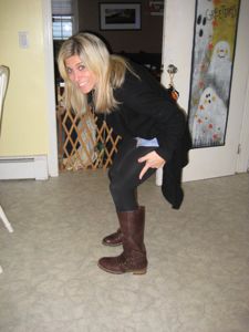 How to Fashionably Wear Brown Boots With Black Leggings - MY CHIC