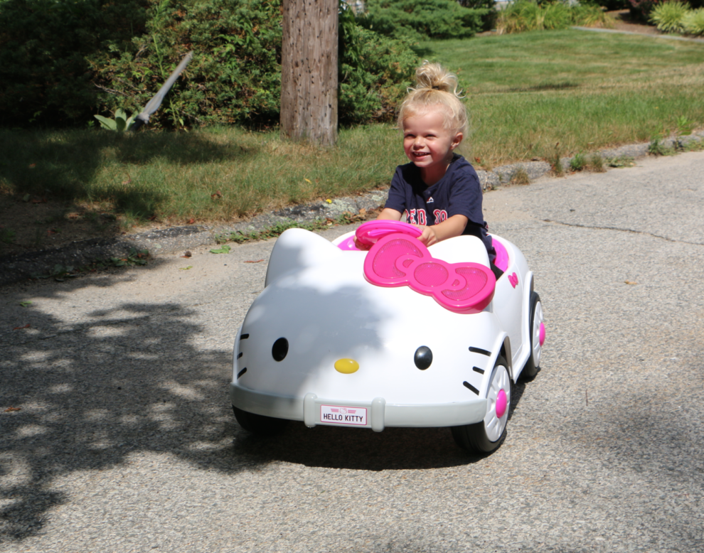 Машина хеллоу. Машинка с Хеллоу Китти. Машина Хелло Китти розовая. Детская машина Хелло Китти. Машина Хэллоу Китти детская.