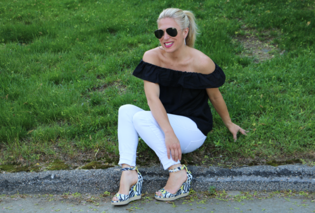 How to Wear White Jeans #Fashion #Style - Stylish Life for Moms