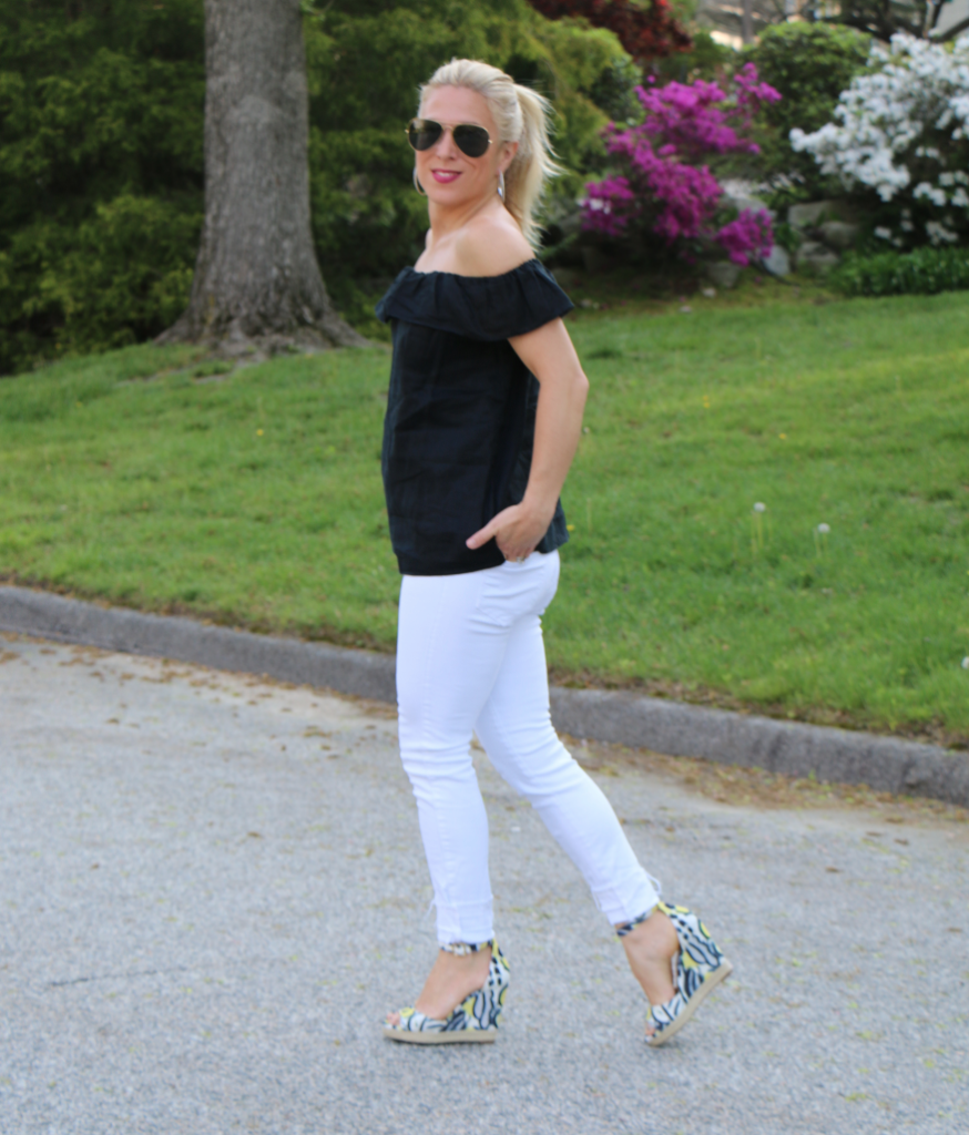 How to Wear White Jeans #Fashion #Style - Stylish Life for Moms