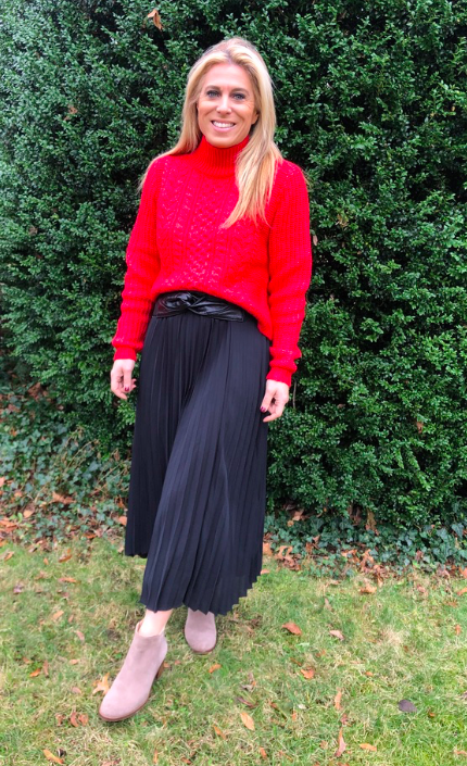 5 Ways to Style a Black Pleated Skirt - Stylish Life for Moms