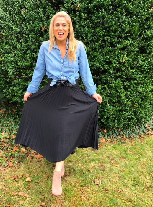 How to wear black outlet pleated skirt in winter