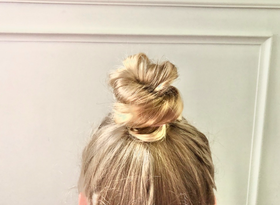 How to Do a Top Knot in Less Than a Minute - Stylish Life for Moms